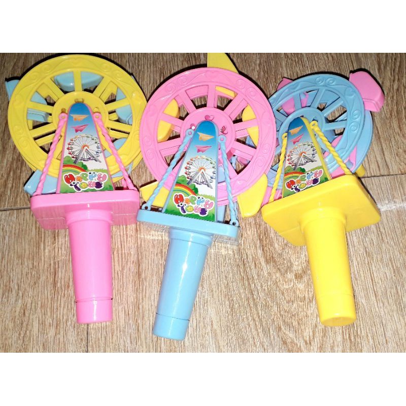 Một cái mô hình cối xoay gió bằng nhựa có đèn rất đẹp