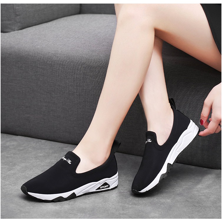 Giày slip on thể thao màu đen hiện đại GTT5802