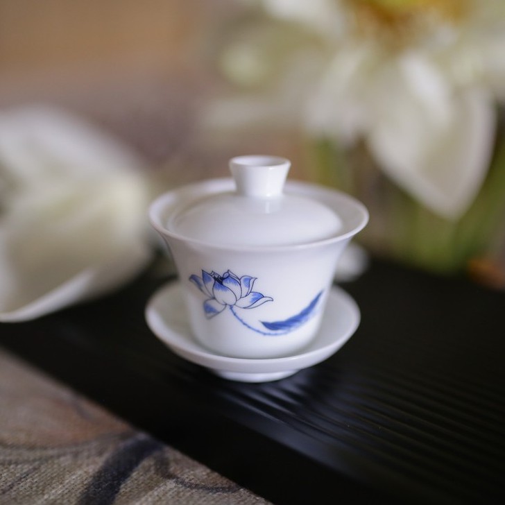 Chén khải loại nhỏ dùng uống trà có hương thơm, trà hoa. Chén khải nhỏ có nhiều hoạ tiết.