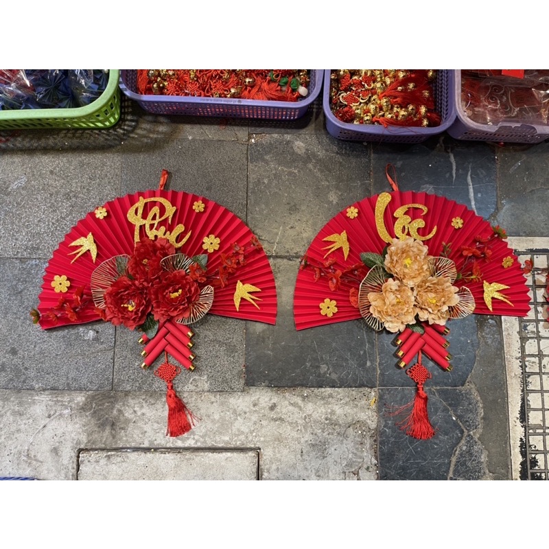 Quạt giấy đỏ trang trí