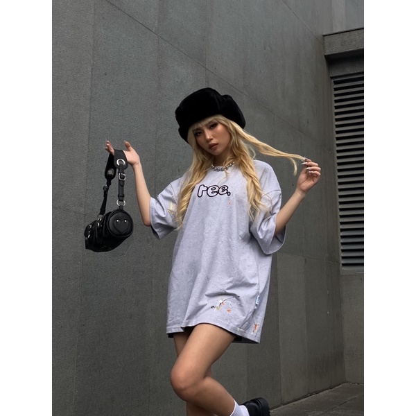 LOCAL BRAND REE - ÁO THUN VẨY SƠN THỦ CÔNG MÀU XÁM - LOGO THÊU