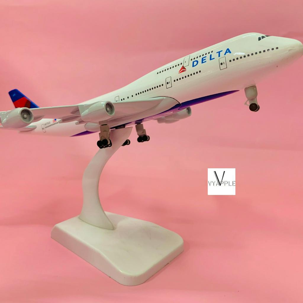 Mô Hình Máy Bay Delta Boeing B747 Hợp Kim Cao Cấp Tỉ Lệ Chuẩn 20cm (Có Bánh Xe Tặng Kèm Đế Trưng)
