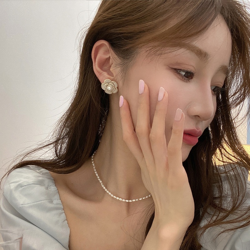 Khuyên tai nữ hoa trà đính ngọc bản dày dặn hai màu trắng và đen TB406