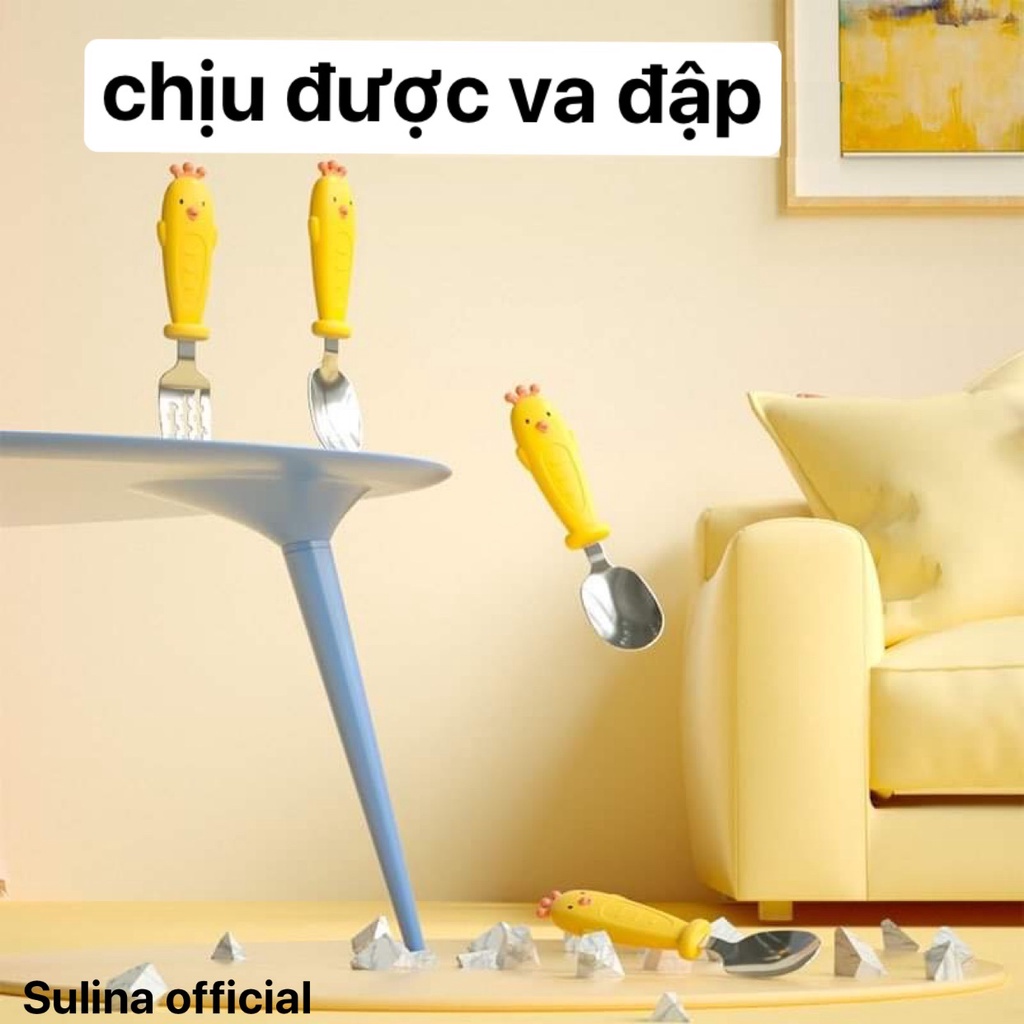Đũa tập gắp cho bé xỏ ngón, bộ đũa thìa dĩa gà vàng Sulina official DC07