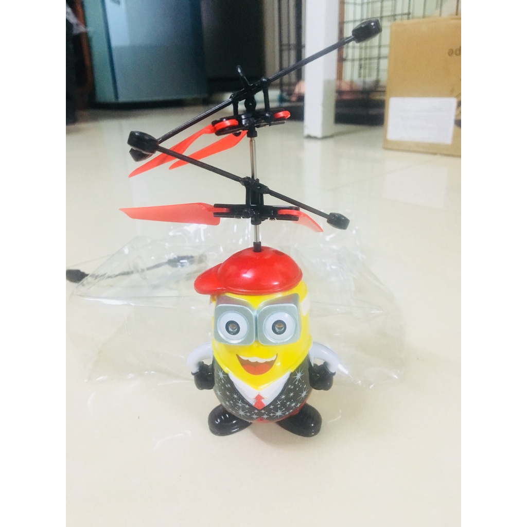 Đồ Chơi Máy Bay Trực thăng Cảm Ứng bằng tay minion cho bé