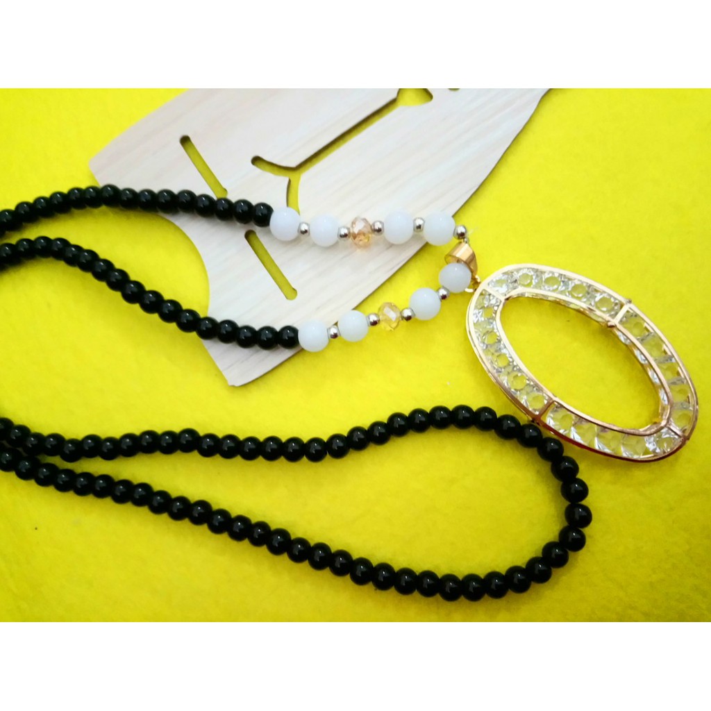 Dây chuyền hạt đá đen mặt đính đá. Hàng đẹp và có sẵn nha các bạn. Giá chỉ 129k bao gồm dây và mặt. Cam kết hàng siêu đẹ