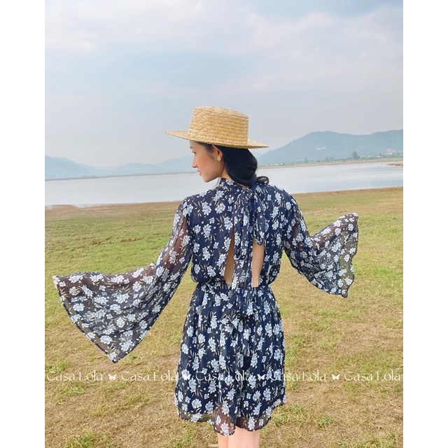Casa Lola - Jumsuit tay dài hở lưng nền xanh hoa trắng