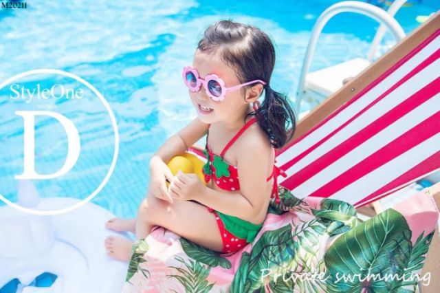 Bikini  đi biển quả dâu cực xinh cho bé