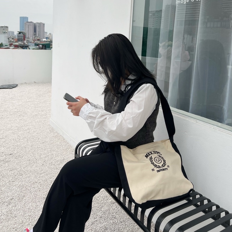 Túi Đeo Chéo Buộc Dây Thêu Logo "University" Vải Canvas