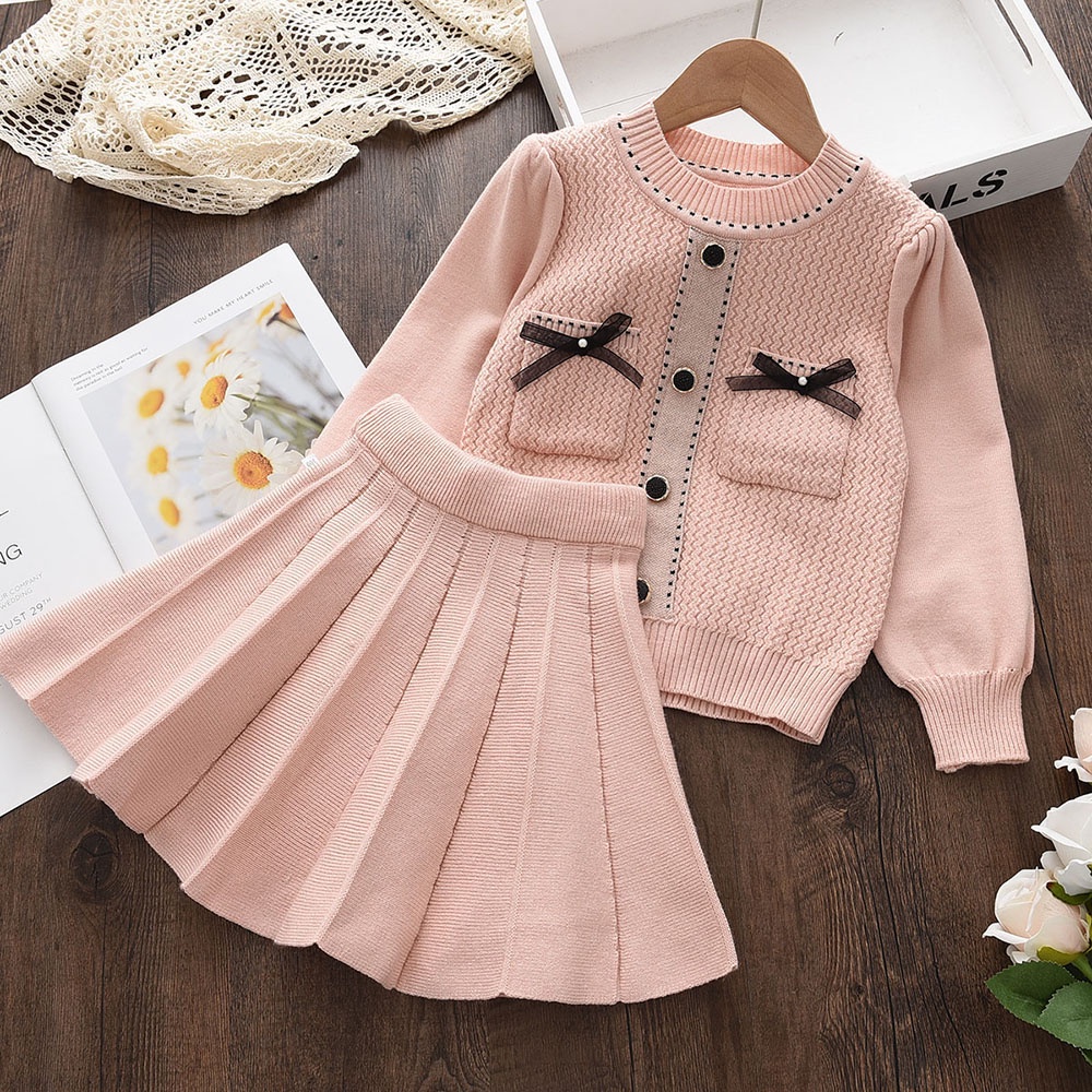 Trang phục Bear Leader gồm áo sweater tay dài màu trơn phối chân váy xếp nếp phong cách thu đông mới cho bé gái 2-6 tuổi