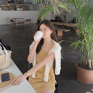 Set đầm caro vàng kèm áo khoác len gân trắng - Váy 2 dây vàng sang chảnh