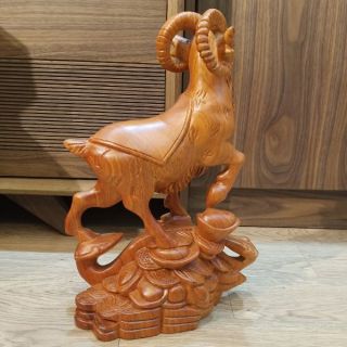 Tượng con dê gỗ hương