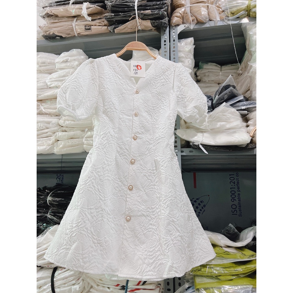 Váy gấm hở lưng - Váy gấm tay bồng đính cúc ngọc hoạ tiết nổi dễ thương xinh xắn - Ngọc Uyên Store