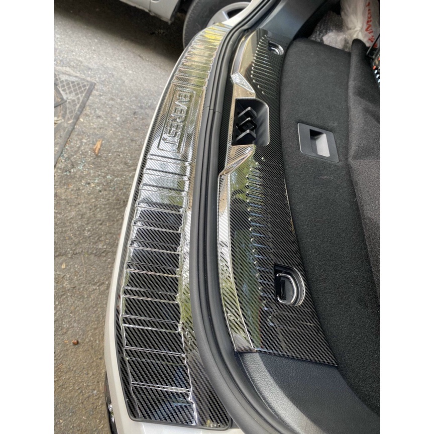 Chống trầy cốp, nẹp cốp CARBON xe Ford Everest 2018 2019 2020 2021 mẫu CARBON thể thao cao cấp