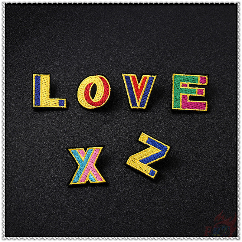 Huy hiệu cài áo hình chữ cái thời trang sành điệu