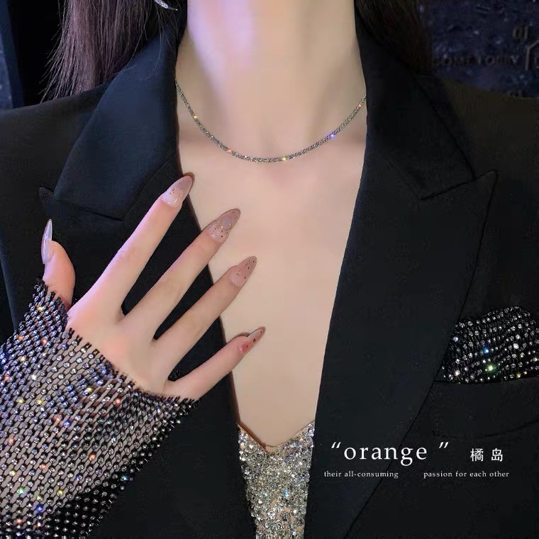 Vòng cổ tinh xảo sáng chiếu thời trang