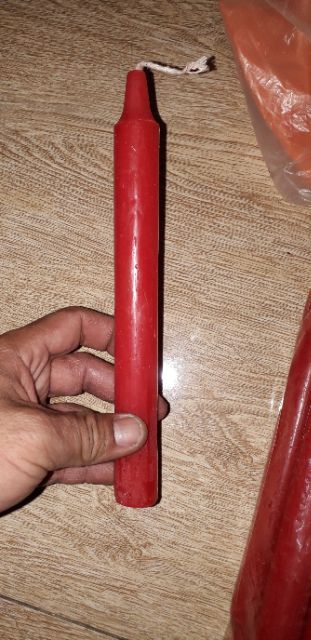 Một cây nến_đèn cầy màu đỏ dài 20cm và đường kính 20ly có mùi thơm nhẹ
