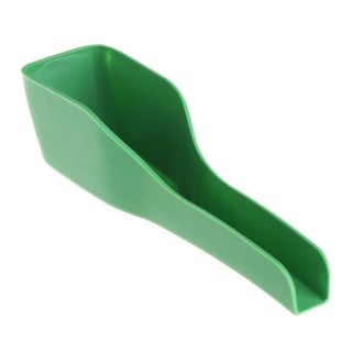 Muỗng xúc cám đổ vào cóng cho chim ăn