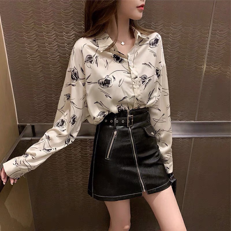 Áo sơ mi hoạ tiết Forgirl trắng cổ đức