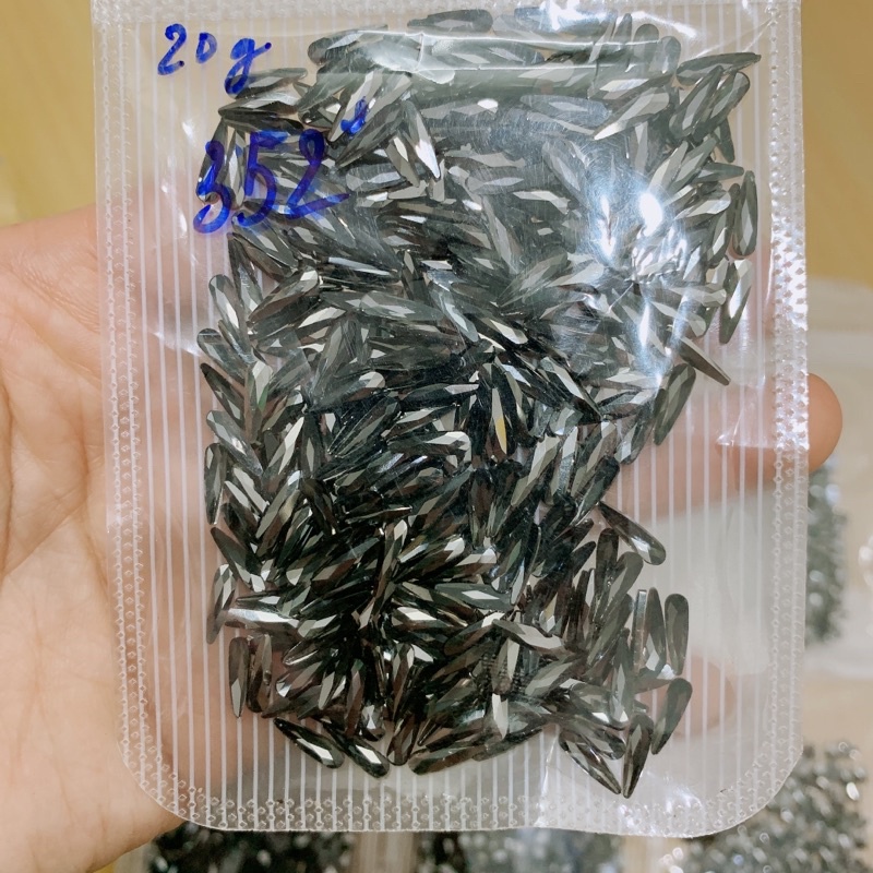 Đá khối chân nhọn đen mix hình (set 100 viên) - LanChiNail