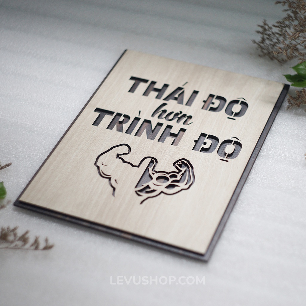 Tranh Gỗ treo tường câu nói hay tạo động lực LEVU005 - Thái độ hơn trình độ