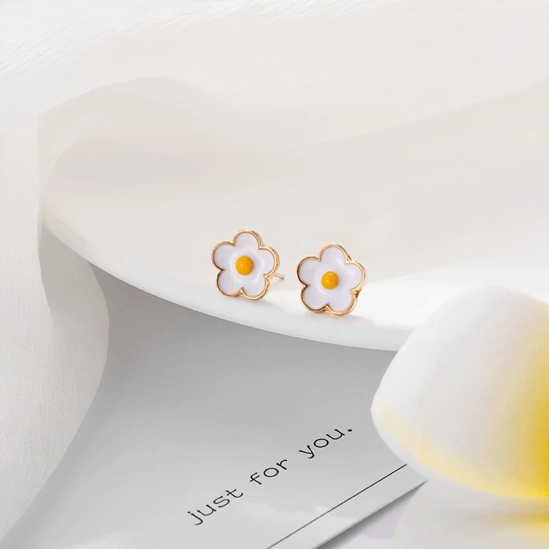 Khuyên tai hình hoa trắng 5 cánh cute - Maben