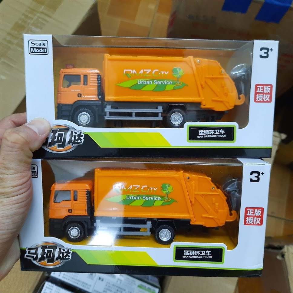 Xe ô tô chở rác mini đầu MAN bằng sắt tỉ lệ 1:64 chạy cót màu cam