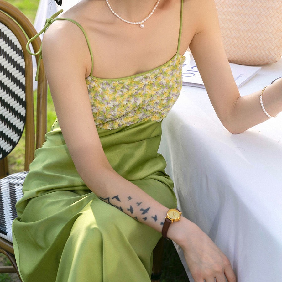 Đầm Lụa Hai Dây Dáng Chữ A Eo Cao In Họa Tiết Hoa Nhỏ Màu Xanh Lá Cổ Điển