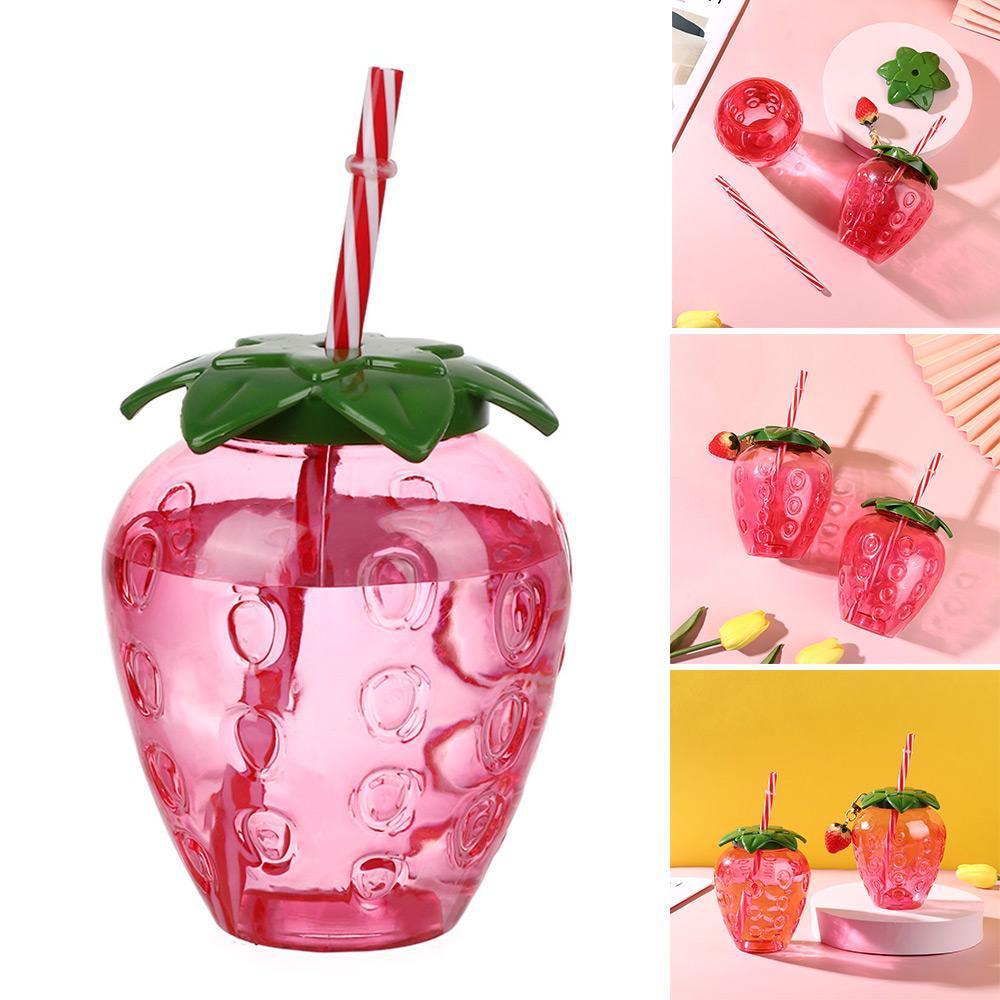 Bình Nước Nhựa 500ml Kèm Ống Hút Họa Tiết Dâu Tây Dễ Thương