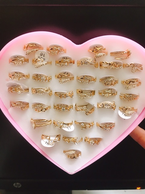 Hộp 36 nhẫn màu trắng đính đá cách điệu siêu xinh (Có thể điều chỉnh được kích thước)