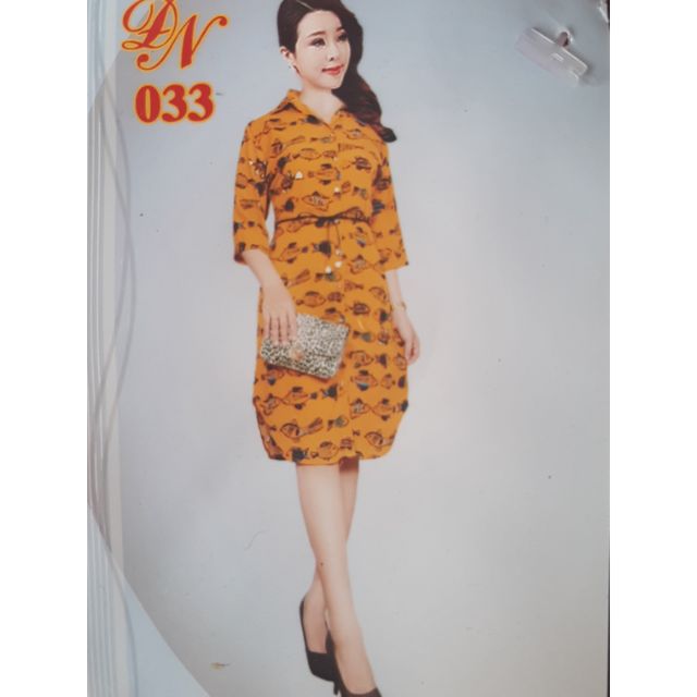 Đầm sơ mi dạng suông. Eo lớn ( 100) nên mặc rất thoải mái. Chất liệu: lụa mềm mát. Nhiều hoa như hình. Có dây cột rời ..