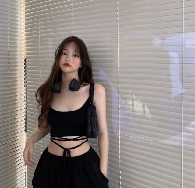 Set 2 áo gồm 1 áo croptop và 1 áo yếm đan dây eo bên trong | BigBuy360 - bigbuy360.vn