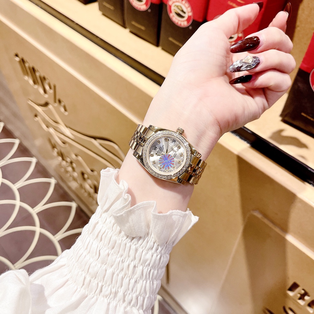 Đồng hồ nữ nhãn hiệu ROLEX mà Ngọc trinh thường sử dụng mặt màu siêu hot 1 thời , cháy hàng đã lâu nay về lại ạ