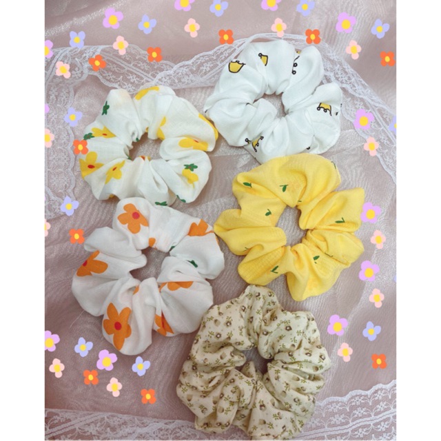 Cột tóc scrunchies hoạ tiết