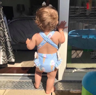 Bikini hè bé gái