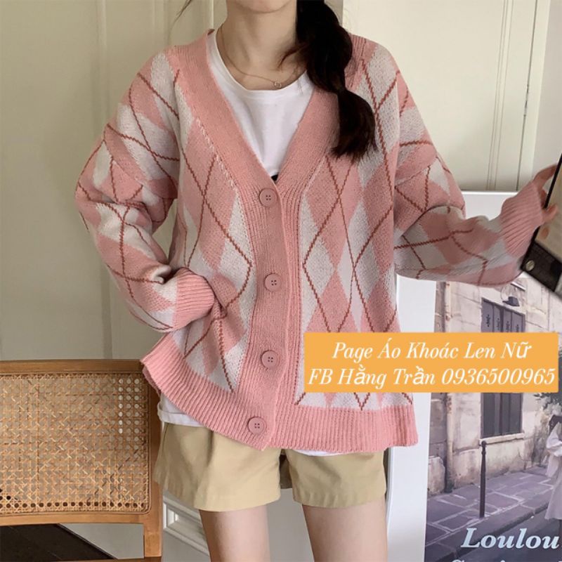 Áo khoác len kẻ cổ tim dáng rộng.