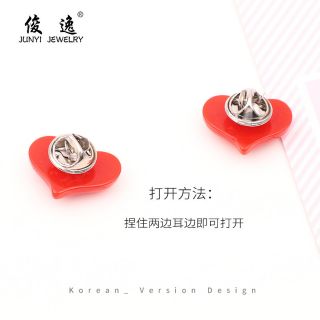 Cài áo trái tim đỏ xì tin