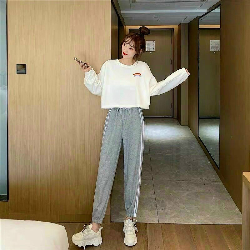 SET THỂ THAO ÁO HODDIE CROPTOP TRẮNG THÊU CẦU VỒNG QUẦN XÁM KÈM ẢNH THẬT