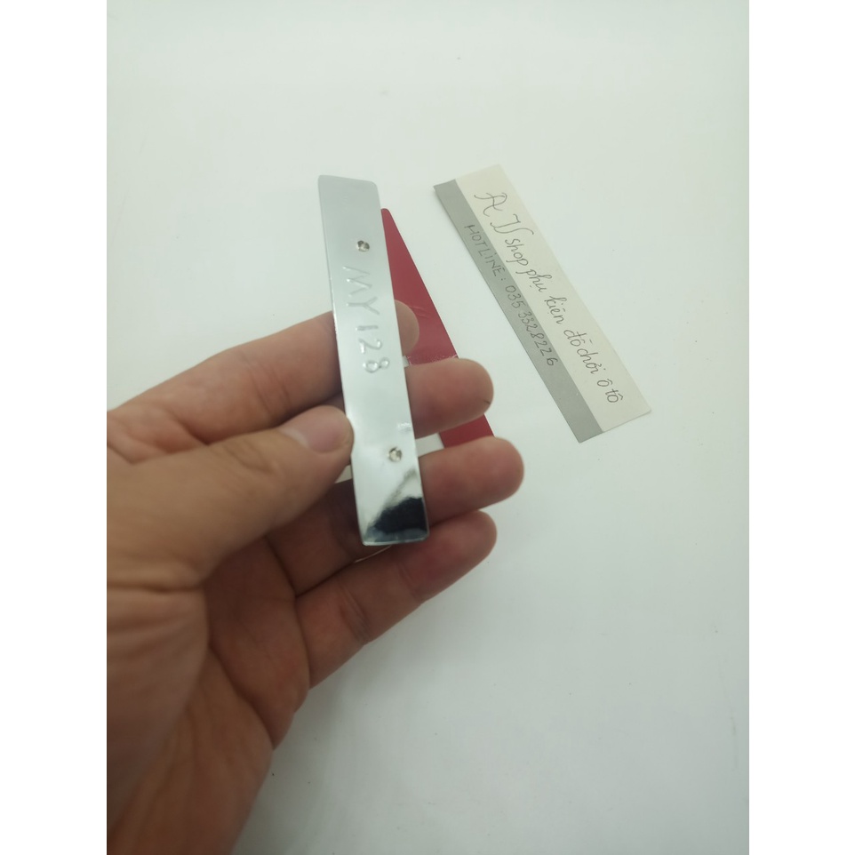 logo trang trí bằng kim loại nguyên khối chữ VIP có miếng dán đi kèm