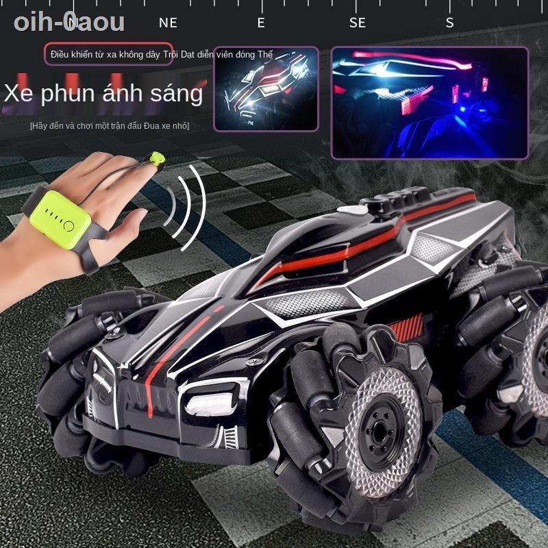 phun cảm ứng cử chỉ điều khiển từ xa ô tô địa hình xe bốn bánh lái đóng thế trôi lăn đang sạc đồ chơi cho trẻ em củ