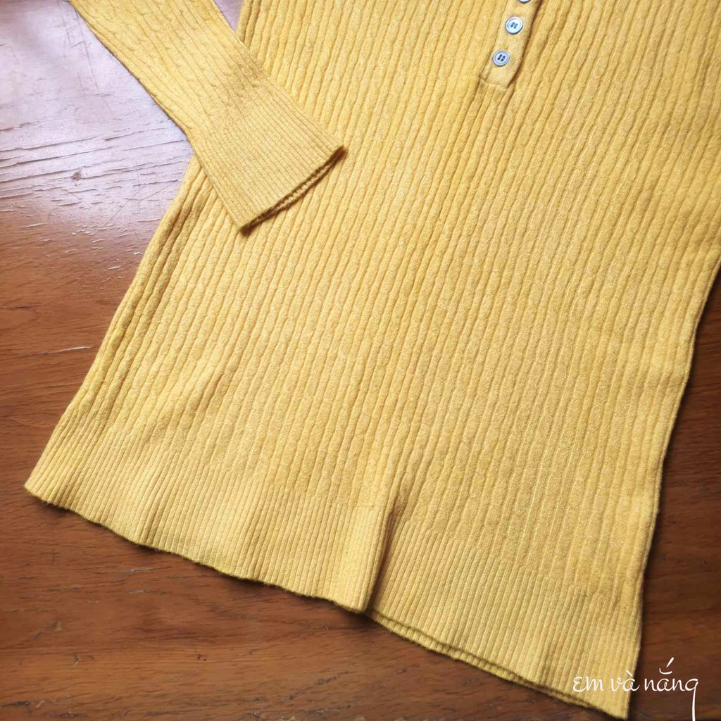 Áo len tay dài vintage. Hiệu Sundzy. Màu vàng ươm của nắng, rất nổi bật và nịnh da. Chất len mềm mịn