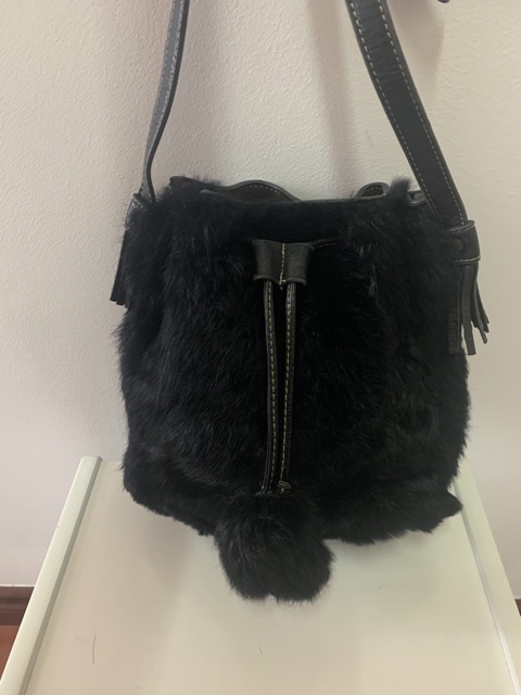 Túi bucket lông đen