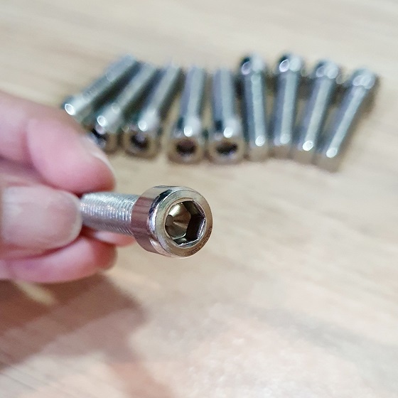 Gói 10 Bulong Đầu Trụ Lục Giác Chìm Size M8 Chiều Dài Tổng 37mm Chất Liệu Inox Sáng Bóng