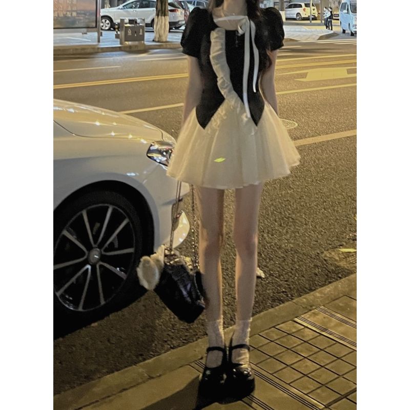 French low-key daughter designer in summer, young lady's temperament shows thin coat, dream high-waist gauze dress, two sets of women.