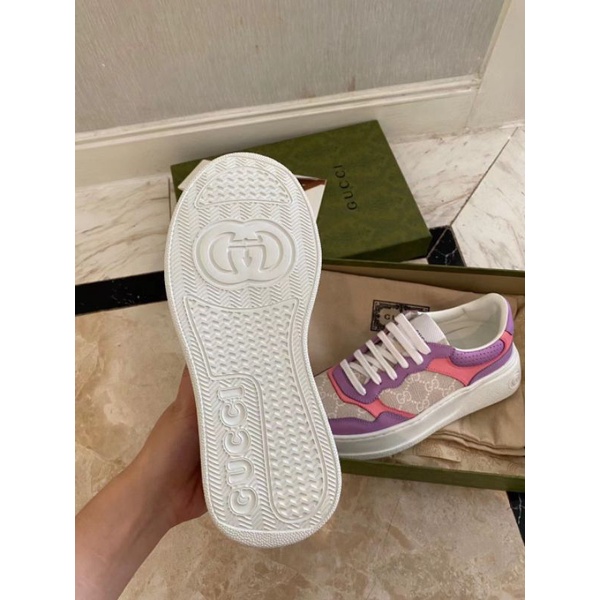 Giày thể thao màu hồng.