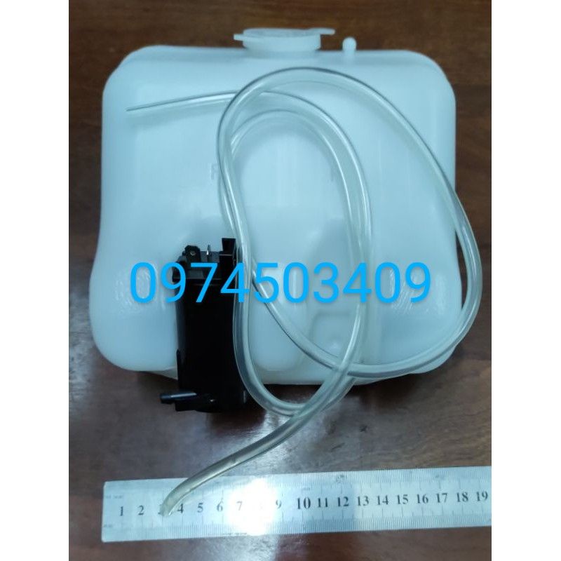 Bình nước rửa kính Suzuki có sẵn motor phun nước
