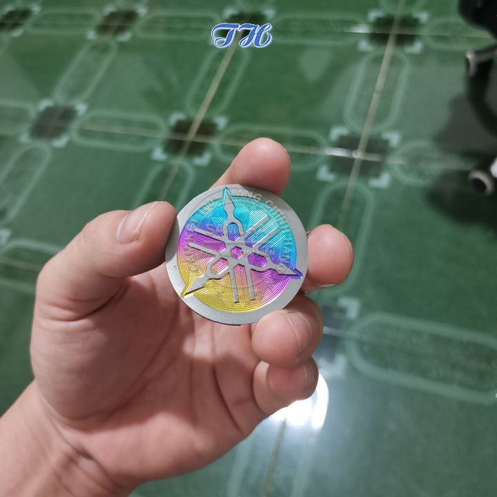Tem titanium Logo Ya ma ha Đường Kính 6cm, 4cm 3cm Hình Tròn Có Sẵn Keo Dán