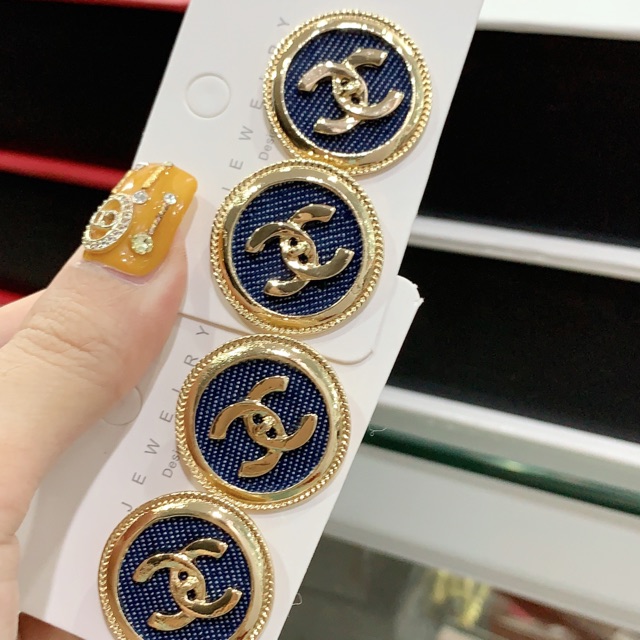 Khuyên tai hình thật (chụp gần)