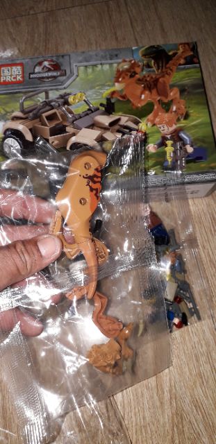 Lắp ráp 1 hộp LegoDino Săn Khủng Long 69001 có trên 100 chi tiết