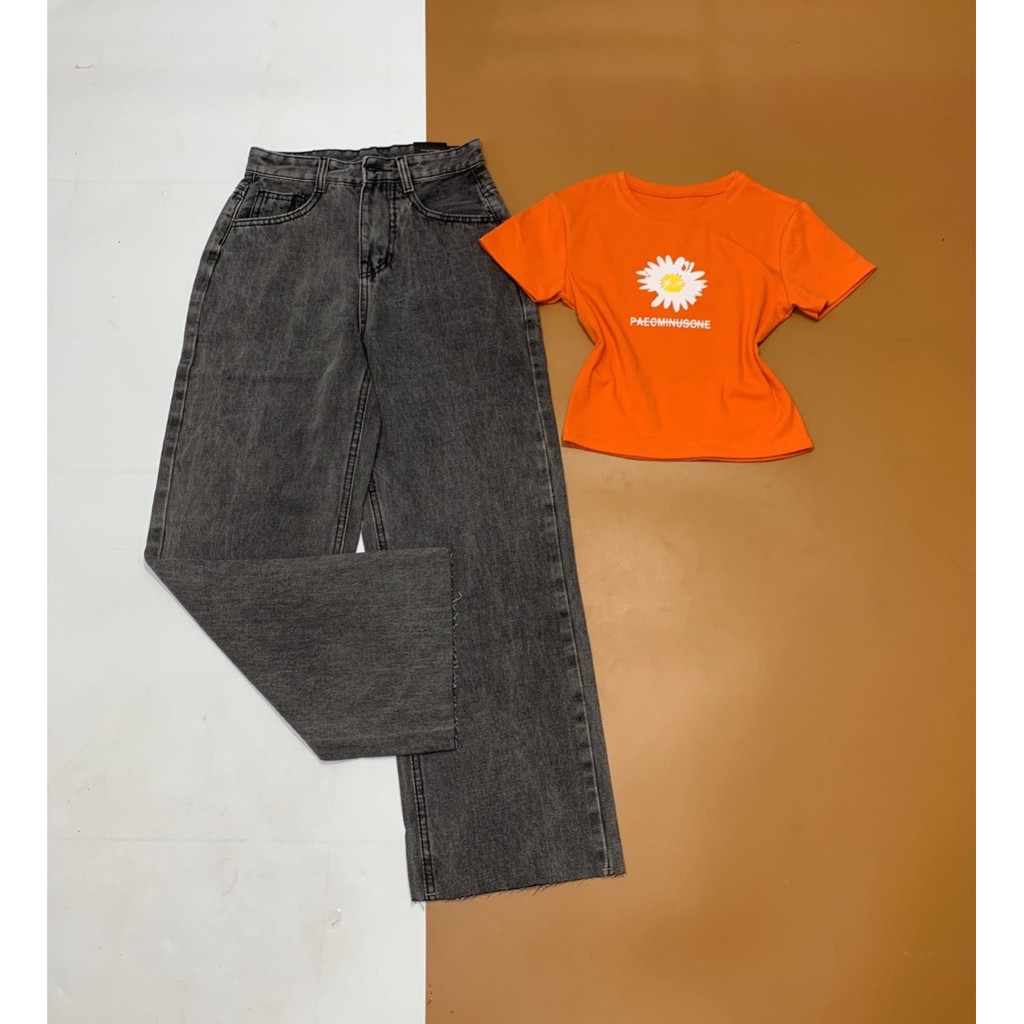 Áo croptop in hình hoa cúc chữ gạch xinh